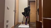 Latexitaly covers his legs with purple rubnber stockings