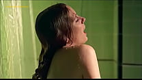 La actriz española Diana Gomez duchándose desnuda en una escena de esta serie