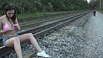 Uma novinha fudendo nos trilhos do trem - Amanda Borges