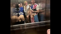 Amigo e amigas no elevador e na rua em exibição nítida