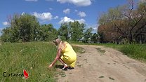 A girl with a gorgeous ass sunbathes and gives a blowjob to a guy