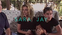 Estelleandfriends: Sara Jay reçoit ue caméra pour immortaliser ses débuts. Gros seins et grosse éjaculation dans la bouche !