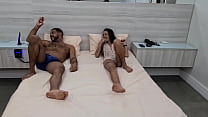 Bastidores da filmagem da novinha Karolzinha liberando muito cu e falando como faz pra gravar mesmo sendo casada