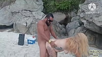 Bolt Jones na praia de nudismo comendo uma loira gostosa.