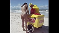 Fiestacasaldf: Esposa de micro bikini comprando picolé