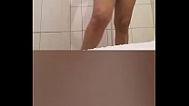 Mujer tetona y culona mostrando en la ducha