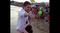 brasilera trolita chupandola en la playa adelante de la gente