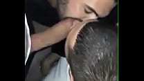 Dois homens fazendo sexo oral gay