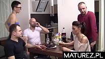 Polskie MILF - Dojrzała sąsiadla wpada na sex imprezę