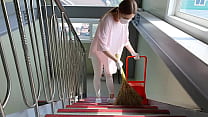 한국여자 알바 - 짧은 반바지 입고 사무실 계단 청소 노브라.
