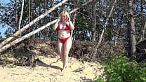 Pretty woman on the beach shakes big buns and big tits