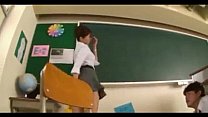 Profesora con minifalda es grabada por sus alumnos.