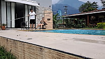 Latina caliente se toca viendo al piscinero hacer su trabajo