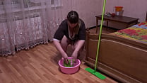 A mature housewife with a fat butt masturbates her hairy cunt, because she is too lazy to wash the floor.