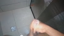 Me masturbando durante o banho