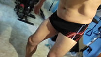 Después del entrenamiento haciendo shuw desnudo en el gimnasio.