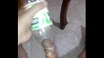 v. una botella de Jumex