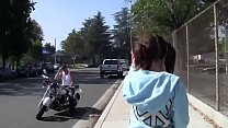Alla ragazzina piacciono le moto