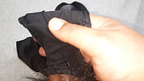 Masturbándome con los calzones negros de mi amiga la nalgona
