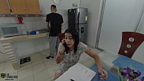Hermosa petite latina hace una video llamada con su novio y se masturba sin que su hermanastro la descubra