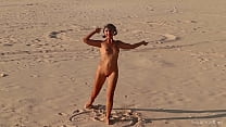 Sofi. Голые танцы на песке