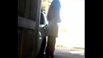Mulher branca novinha Casada iniciante a Exibição virando a Dama de Espada com consolo enorme em via pública na porta de casa, o marido Cuck aceita e incentiva