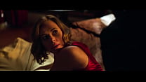 Charlize Theron e Seth Rogen no filme Casal Improvável
