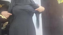Arabian squirting her fat pussy in her burqa