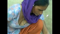 Aunty showing cleavage