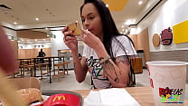 Tirando a Neca para fora enquanto come um Big Mac no McDonalds