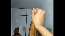Novinho aliviando no banheiro