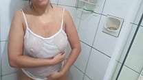 Banho Sensual com Sarah Rosa de Calcinha e Camiseta Branca Transparente