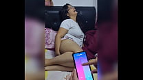 Girl with satisfyer doble joy playing with remote control, and get orgams un 1 min