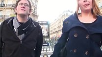 Una giovane coppia viene contattata per strada per fare sesso anale in tre