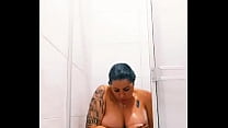 Tetona hermosa se toca en la ducha muy sensualmente