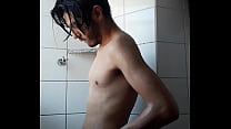 Gay novinho tomando banho gostoso