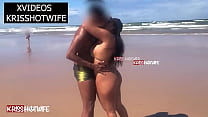 Kriss Hotwife Se Agarrando e Deixando Realizador Baiano De Pau Duro Na Praia Pública Com Várias Pessoas Ao Redor