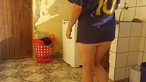 Dona de casa casada técnico paga de máquina de lavar com a bucetinha