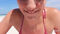 Novinha fez boquete no meio da praia