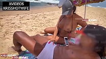 Kriss Hotwife Bem Puta Sendo Fudida No Meio Da Beach Pelo Realizador Baiano Com Pessoas Passando Ao Redor e Vendo Tudo
