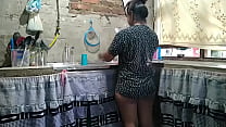 latina cachonda engaña a su esposo con su propia hermanastra, teniendo sexo en la cocina