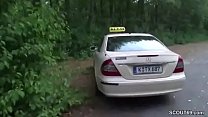 MILF Taxifahrerin leasst sich von Kunden im Auto ficken