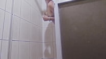 Novinha excitada indo tomar banho, se masturbando gostoso
