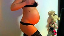 Pregnant babe toys herself on webcam