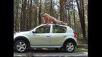 Nackt wichsen auf dem Dach eines Autos
