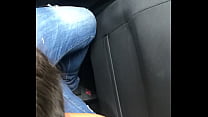 Turks meisje pijpt in auto