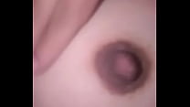 Chica toca su vagina en su cama