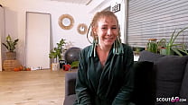 Blonde Studentin deutsch mit Dreadlocks lässt sich vom Paket Fahrer ficken