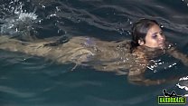 A Ninfeta Jeniffer Matrix nadando Peladinha como veio ao mundo na Piscina com os peitinhos de fora