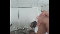 Punheta no banheiro do trabalho